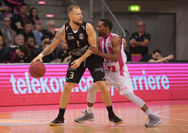 选手们通过 选手们通过